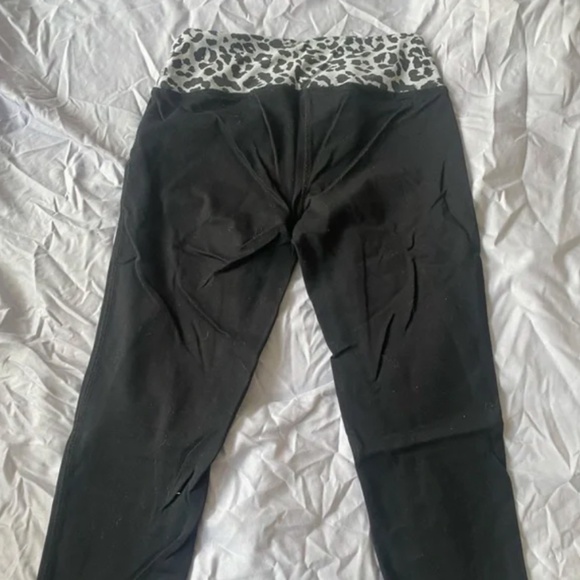 Leopard Print Cropped Leggings - Picture 3 of 5